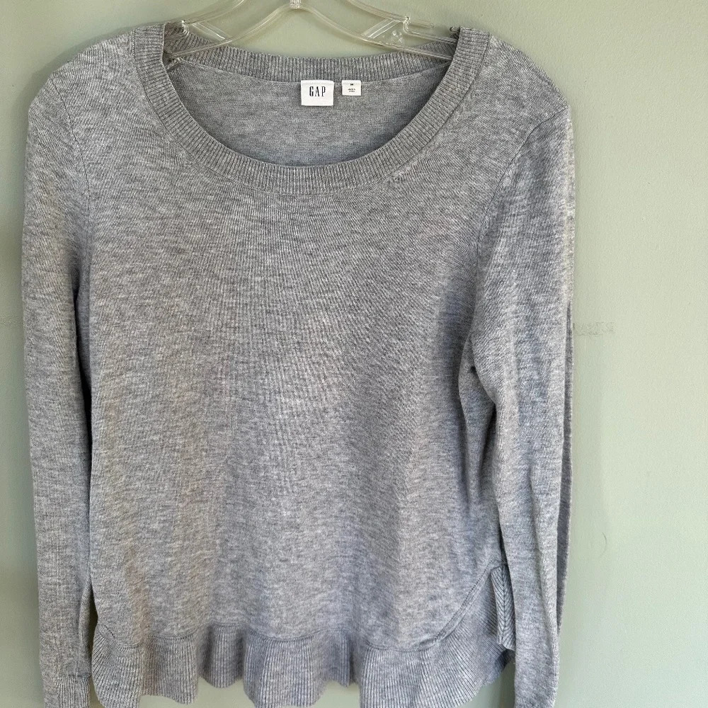 Gap Woman's Heather Grey Long Sleeve Ruffle Hem Sweater Size M